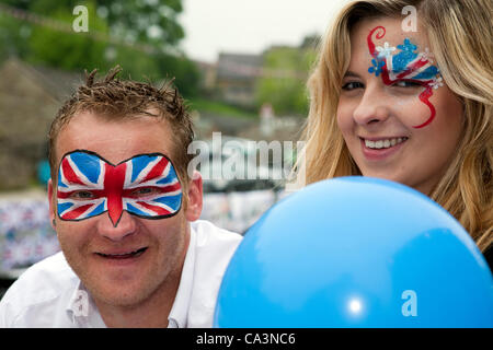 2 Giugno 2012: Imogen Kirkbride e Carl Watkinson, presso la Queen's Diamond Jubilee Street partito svoltasi nel villaggio di Hawes, North Yorkshire Dales Richmondshire, REGNO UNITO Foto Stock