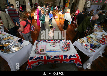 Londra, Regno Unito, 02/06/2012. Persone nel Vangelo Oak riuniti in tutti Hallows la Chiesa, Savernake Road per tenere una piscina Jubilee Street party. Foto Stock