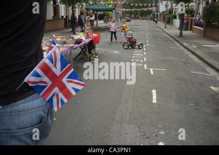 Il 2 giugno, 2012. Wandsworth Londra, Regno Unito. Strada celebrazioni di partito da residenti in onore del Queens Diamond Giubileo. Foto Stock