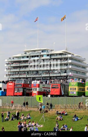 02/06/12. Epsom Downs, Surrey, Regno Unito. Open top bus davanti la regina dello Stand sulla Derby Day 2012. Foto Stock