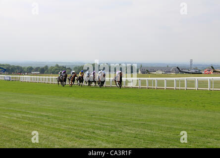 02/06/12. Epsom Downs, Surrey, Regno Unito. Cavalli e Cavalieri racing passato il 8 furlong marker al Derby 2012. Vincitore di Camelot 2a ultimo. Foto Stock