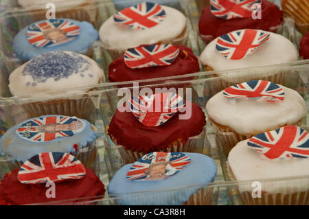 Un vassoio di dolci decorati nel tè tenda ad un villaggio Giubileo Fete sabato 2 giugno 2012 in Essex. Foto Stock