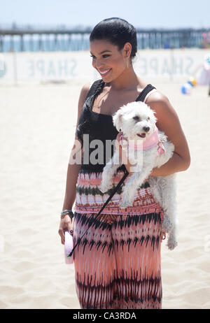 Giugno 02, 2012 - Hermosa Beach, California, Stati Uniti Rivista di forma Summer Beach Tour. Vincitrice del premio American Idol Jordin Sparks con il suo cane. Foto Stock