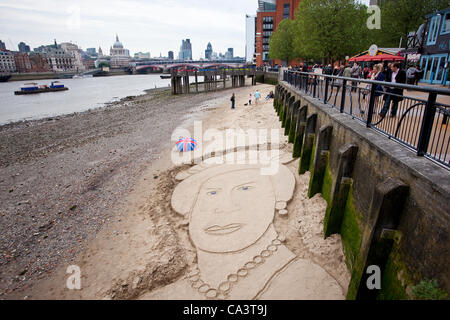 South Bank, il fiume Tamigi e il centro di Londra, Regno Unito. 02.06.2012 Foto mostra una scultura di sabbia della Regina Elisabetta II sulle rive del fiume Tamigi per contrassegnare la celebrazione del Giubileo di Diamante, dove più di un milione di persone sono attesi alla Regina della Diamond Jubilee Pageant flottiglia. Foto Stock