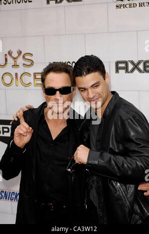 Jean Claude Van Damme, Chris Van Damme di presenze per Spike TV Guys Choice Awards 2012, Sony Pictures Studios di Culver City, CA 2 Giugno 2012. Foto Da: Michael Germana/Everett Collection Foto Stock