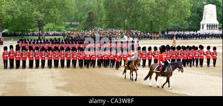 Trooping il colore 2 Giugno 2012 - Il Maggiore Generale della revisione a Horseguards Parade di Londra. Foto Stock