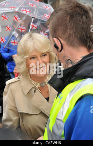 Il 3 giugno 2012. Camilla, la duchessa di Cornovaglia visiti la Piccadilly Grande Giubileo il pranzo con il marito il principe Carlo e incontra la folla di persone godendo le celebrazioni. Foto Stock