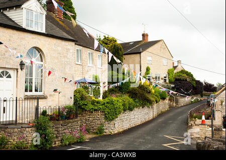 Villaggio di Randwick nel Gloucestershire, England, Regno Unito, tenta di rompere il record mondiale per la più lunga linea di Bunting, domenica 03 giugno 2012. La sezione dei fatti in casa bunting 4864.2misura m di lunghezza totale, con bandiere 19884, infilate fino al di sopra del villaggio nella celebrazione della regina del Giubileo di diamante. Foto Stock