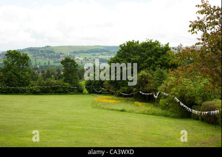 Villaggio di Randwick nel Gloucestershire, England, Regno Unito, tenta di rompere il record mondiale per la più lunga linea di Bunting, domenica 03 giugno 2012. La sezione dei fatti in casa bunting 4864.2misura m di lunghezza totale, con bandiere 19884, infilate fino al di sopra del villaggio nella celebrazione della regina del Giubileo di diamante. Foto Stock