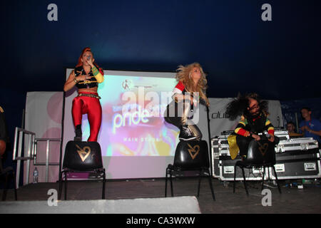 Le ragazze dal gruppo VIDA eseguendo a Birmingham Pride in concerto a Birmingham, Regno Unito, 2 giugno 2012 Foto Stock