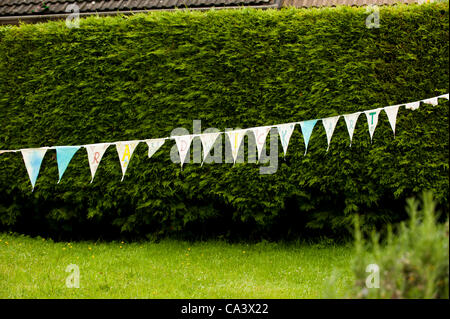 Villaggio di Randwick nel Gloucestershire, England, Regno Unito, tenta di rompere il record mondiale per la più lunga linea di Bunting, domenica 03 giugno 2012. La sezione dei fatti in casa bunting 4864.2misura m di lunghezza totale, con bandiere 19884, infilate fino al di sopra del villaggio nella celebrazione della regina del Giubileo di diamante. Foto Stock