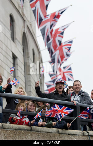 Queens Diamond Giubileo 2012 , festaioli di Blackfriars London, festaioli tifo e agitando union jack flag in occasione di eventi, Blackfriars London Foto Stock