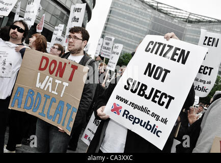 03/06/12 Londra, UK: Anti-monarchia manifestanti al di fuori del Municipio, dimostrando contro lo sfondo di un lungo weekend di Diamante celebrazioni giubilari. Migliaia si è trasformata in linea il Tamigi e guardare il Giubileo river pageant Foto Stock