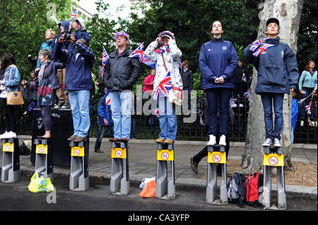 Londra REGNO UNITO 3 Giugno 2012 - folla raccogliere lungo il Victoria Embankment a Londra per il fiume Tamigi Queens Diamond Jubilee Pageant oggi dove oltre un migliaio di barche hanno preso parte Foto Stock