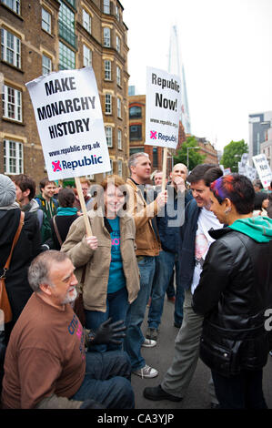 Anti-monarchici dimostrare vicino al Tower Bridge durante il fiume JubileeThames Pageant. Foto Stock