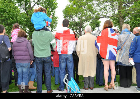 Il 3 giugno 2012. Southbank, Londra, Regno Unito. Una folla di gente che godendo il corteo sul Tamigi e indossando St Georges Cross bandiere provare a vedere le barche che passano lungo il fiume. Foto Stock