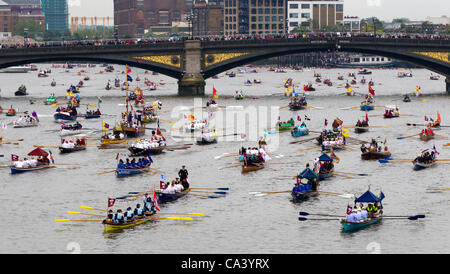 Londra, Regno Unito. 03 Giugno, 2012. L'uomo-powered barche partecipanti al diamante della regina Giubileo corteo di fiume, il fiume Tamigi, Londra, Inghilterra Foto Stock