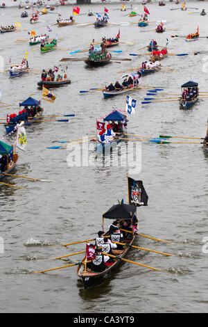 Londra, Regno Unito. 03 Giugno, 2012. L'uomo-powered barche partecipanti al diamante della regina Giubileo corteo di fiume, il fiume Tamigi, Londra, Inghilterra Foto Stock