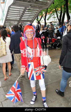 Il 3 giugno 2012. Southbank, Londra, Regno Unito. Una donna che indossa Union Jack flag vestiti gode il corteo sul Tamigi. Foto Stock