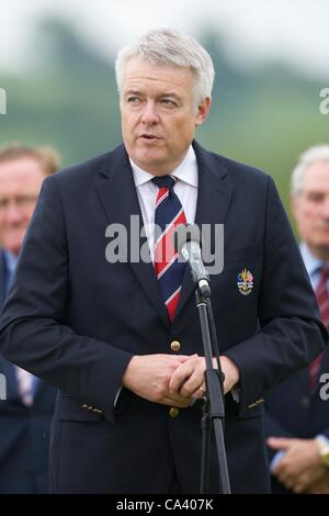 03.06.2012 Newport Wales. Rt Hon Primo Ministro per il Galles Carwyn Jones affronta la folla presso l'ISP Handa Galles aperto da Celtic Manor. Foto Stock