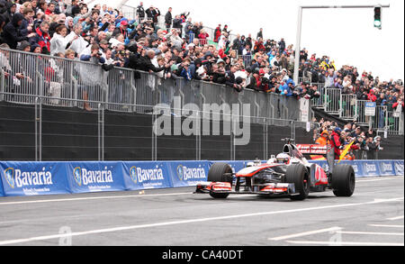 Jenson Button pilota di Formula Uno che partecipano del Bavaria City Racing in Dublino Irlanda 3 Giugno 2012 Foto Stock