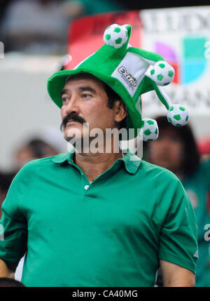 3 giugno 2012 - Arlington, Texas, Stati Uniti d'America - 3 giugno 2012. Arlington, Texas, Stati Uniti d'America. Un messicano di orologi della ventola come la nazionale brasiliana di calcio giocato il messicano National Soccer team a cowboy Stadium di Arlington, Texas. Il Messico ha sconfitto il Brasile 2 a 0. (Credito Immagine: © Ralph Lauer/ZUMAPRESS.com) Foto Stock