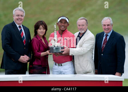 3 Giugno 2012 - Celtic Manor Resort - Newport - South Wales - REGNO UNITO : Thongchai Jaidee di Thialand vince l'ISP Handa Galles aprire il torneo di golf al Celtic Manor Resort. Da sinistra a destra : Primo Ministro del Galles, Carwyn Jones, Midori Miyazaki (ISPS Handa), Thongchai Jaidee, Sir Terry Matthews e G Foto Stock