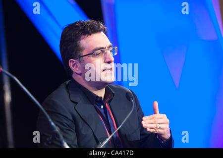 Domenica 3 Giugno 2012. Hay-on-Wye, Powys, Wales, Regno Unito. Newsweek giornalista canadese Maziar Bahari parla del suo libro sono venuti per me al25th Hay Festival. Photo credit: Graham M. Lawrence/Alamy Live News. Foto Stock