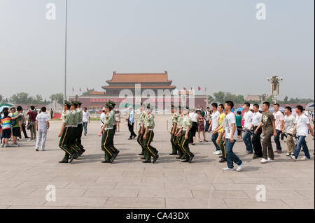 Guardie militari e di sicurezza plainclothes funzionari marciando su Piazza Tiananmen a Pechino, Cina lunedì 4 giugno 2012. La sicurezza è stretto sulla piazza Tienanmen come 4 Giugno 2012 segna il ventitreesimo anniversario della repressione militare su studenti proteste a piazza Tiananmen nel 1989. Foto Stock