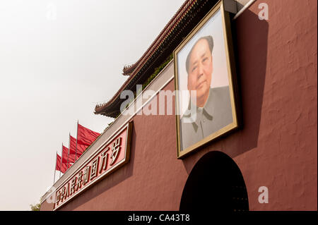 Ritratto di Mao Zedong presso la Porta della Pace Celeste (Tiananmen) sul lato nord della piazza Tiananmen a Pechino, Cina lunedì 4 giugno 2012. 4 Giugno 2012 segna il ventitreesimo anniversario della repressione militare su studenti proteste a piazza Tiananmen nel 1989. Foto Stock