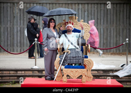 Uomo vestito come un re durante il diamante celebrazioni giubilari in Battersea Park Foto Stock