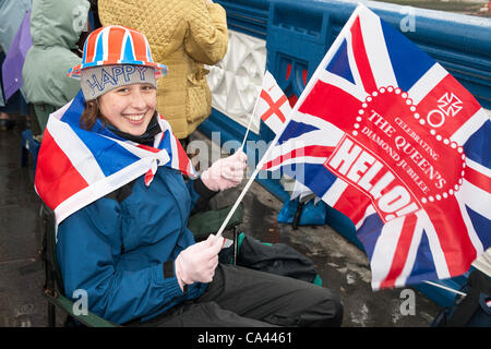 Victoria Stokes da Hertfordshire, Inghilterra azienda Union Jack flag, il Tower Bridge, durante la Queen's Thames Diamond Jubilee Pageant, Londra, Regno Unito, 3 giugno 2012. Il Giubileo di Diamante celebra la regina Elisabetta la seconda DEL 60 anni come Capo del Commonwealth Foto Stock