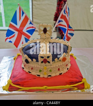 Torta iced come una corona regale Big Pranzo evento, Shottisham, Suffolk, Inghilterra, 3 giugno 2012 Foto Stock