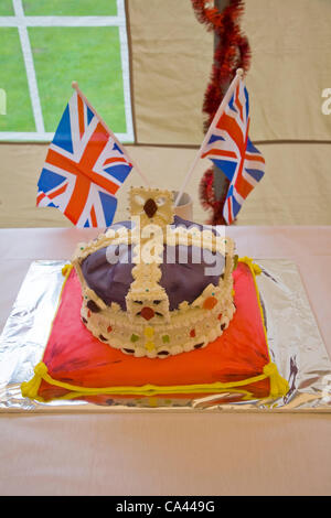 Torta iced come una corona regale Big Pranzo evento, Shottisham, Suffolk, Inghilterra, 3 giugno 2012 Foto Stock