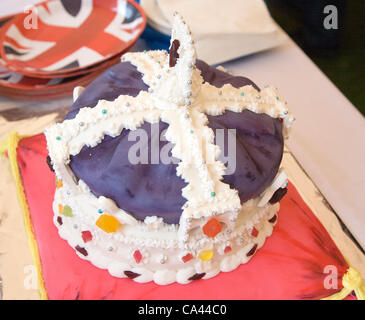 Torta iced come una corona regale Big Pranzo evento, Shottisham, Suffolk, Inghilterra, 3 giugno 2012 Foto Stock