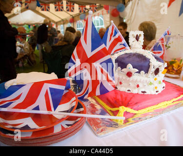 Torta iced come una corona regale Big Pranzo evento, Shottisham, Suffolk, Inghilterra, 3 giugno 2012 Foto Stock