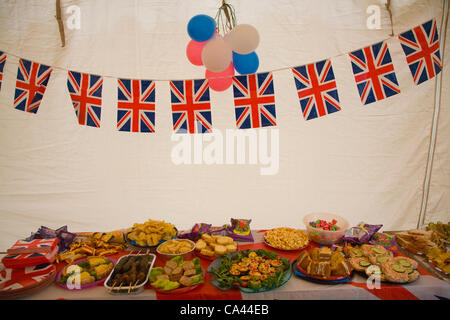 Torta iced come una corona regale Big Pranzo evento, Shottisham, Suffolk, Inghilterra, 3 giugno 2012 Foto Stock