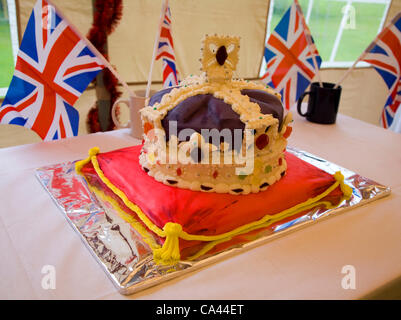 Torta iced come una corona regale Big Pranzo evento, Shottisham, Suffolk, Inghilterra, 3 giugno 2012 Foto Stock