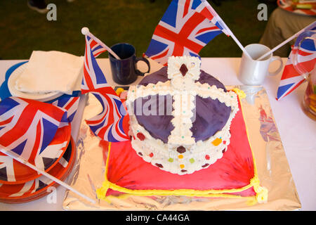 Torta iced come una corona regale Big Pranzo evento, Shottisham, Suffolk, Inghilterra, 3 giugno 2012 Foto Stock