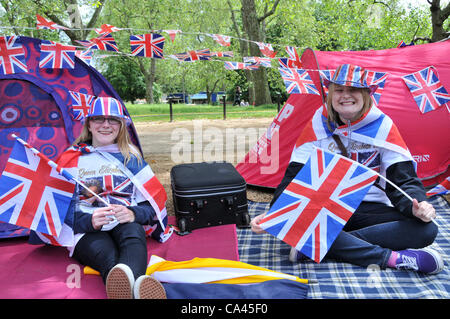 Il centro commerciale di Londra, Regno Unito. Il 4 giugno 2012. Due ragazze patriottica di attesa con migliaia di altre persone per il concerto di giubileo sul Mall. Foto Stock