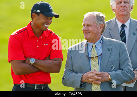 Giugno 03, 2012: Tiger Woods e Jack Nicklaus condividere una risata durante la cerimonia di premiazione per il Memorial Golf Tournament giocato a Muirfield Village Golf Club in Dublin, Ohio. Foto Stock