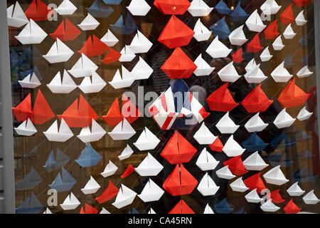 Isola di Wight, Hampshire, Regno Unito domenica 3 giugno 2012. Celebrazioni del Giubileo in mostra nella vetrina dei negozi, Cowes, Isola di Wight - yacht origami rossi, blu e bianchi disposti a forma di Union Jack Foto Stock