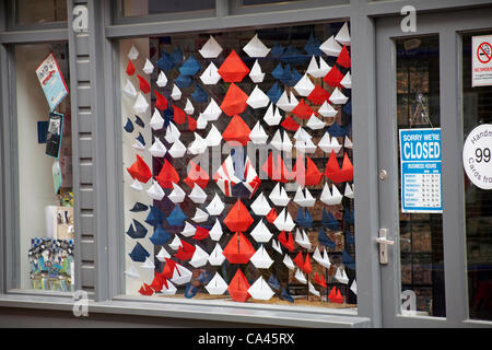 Isola di Wight, Hampshire, Regno Unito domenica 3 giugno 2012. Celebrazioni del Giubileo in mostra nella vetrina dei negozi, Cowes, Isola di Wight - yacht origami rossi, blu e bianchi disposti a forma di Union Jack Foto Stock
