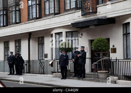 Londra, Regno Unito. 4 giugno 2012 stand di polizia al di fuori di uno degli ingressi al King Edward VII Hospital di Londra dove il Duca di Edimburgo è stato preso con una infezione della vescica. Foto Stock