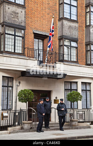 Londra, Regno Unito. 4 giugno 2012 stand di polizia al di fuori di uno degli ingressi al King Edward VII Hospital di Londra dove il Duca di Edimburgo è stato preso con una infezione della vescica. Foto Stock
