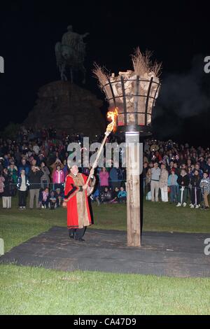 04-06-2012 : Windsor, Regno Unito - Sindaco di Royal Borough of Windsor e Maidenhead illuminazione di un Giubileo Faro sulla collina di neve in Windsor Great Park. Foto Stock