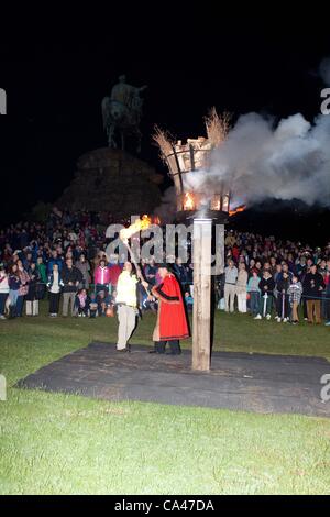 04-06-2012 : Windsor, Regno Unito - Sindaco di Royal Borough of Windsor e Maidenhead illuminazione di un Giubileo Faro sulla collina di neve in Windsor Great Park. Foto Stock