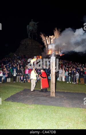 04-06-2012 : Windsor, Regno Unito - Sindaco di Royal Borough of Windsor e Maidenhead illuminazione di un Giubileo Faro sulla collina di neve in Windsor Great Park. Foto Stock