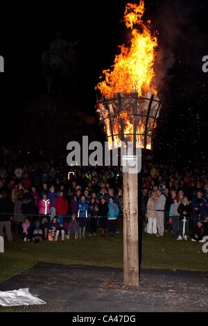 04-06-2012 : Windsor, Regno Unito - Sindaco di Royal Borough of Windsor e Maidenhead illuminazione di un Giubileo Faro sulla collina di neve in Windsor Great Park. Foto Stock