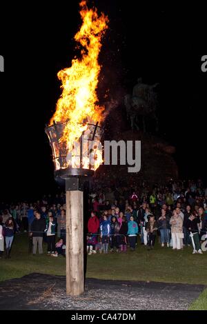 04-06-2012 : Windsor, Regno Unito - Sindaco di Royal Borough of Windsor e Maidenhead illuminazione di un Giubileo Faro sulla collina di neve in Windsor Great Park. Foto Stock